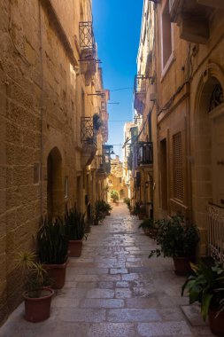 Birgu 'daki eski bir caddenin manzarası, Malta' nın üç şehrinden biri.