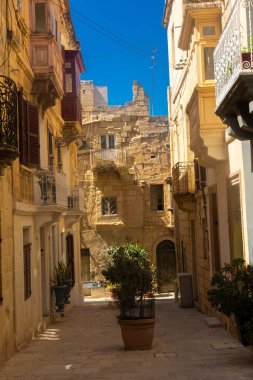 Birgu 'daki eski bir caddenin manzarası, Malta' nın üç şehrinden biri.