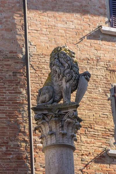토스카나 치아노의 역사적 치아노에 사자의 조각상 — 스톡 사진