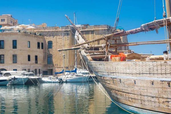 Birgu, Malta, 22 Mayıs 2022: Birgu limanında antik ahşap gemi