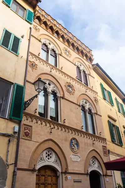 Pisa, İtalya, 14 Nisan 2022: Şehir merkezinde eski bir saray