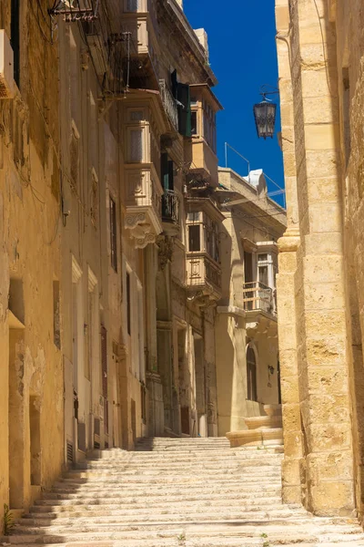 Birgu 'daki eski bir caddenin manzarası, Malta' nın üç şehrinden biri.