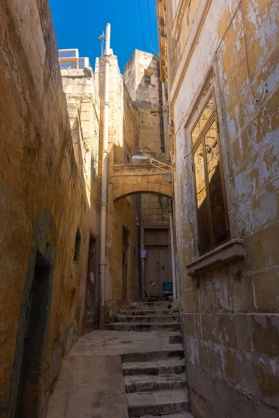 Birgu 'daki eski bir caddenin manzarası, Malta' nın üç şehrinden biri.