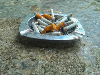 Kül tablasında sigara izmaritleri.