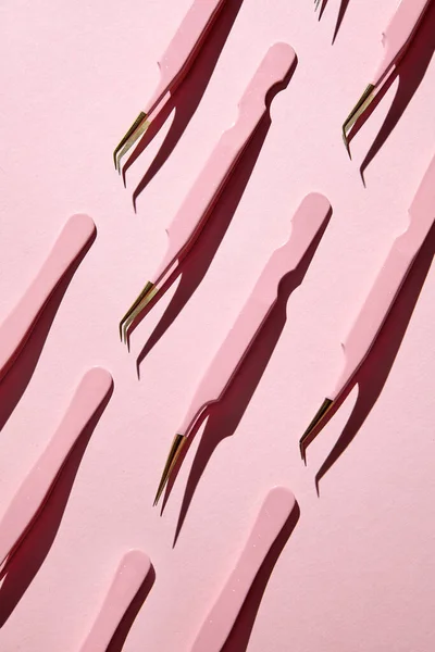 2009 년 1 월 7 일에 확인 함 . ( 영어 ) Tols for Eyelash Extension Procedure.Pattern of pink twells on marble plate.on pink background.Beauty and fashion concept — 스톡 사진