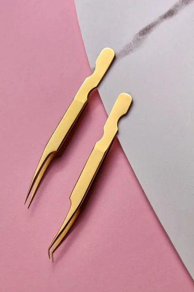 Eyelash Extension Procedure 의 황금 도구. 대리석 plate.on pink background. 미 (美) 와 패션 컨셉 — 스톡 사진
