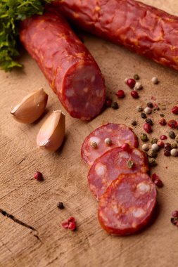 Chorizo sosisi. İspanyol geleneksel sucuğu, sarımsak ve peperli. Odaklan.
