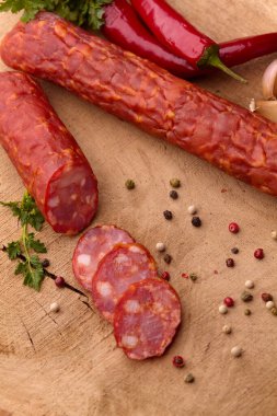 Chorizo sosisi. İspanyol geleneksel sucuğu, sarımsak ve peperli. Odaklan.