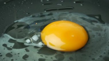 bir tavada kızarmış yumurta pişirme.