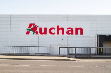 Krakow, Polonya - 21 Mart 2022 Auchan Fransız süpermarket logosu. Alışveriş merkezi, hipermarket amblem işareti.