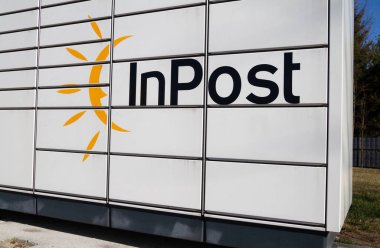 Krakow, Polonya - 27 Mart 2022: InPost Paczkomat dağıtım servisi. Akıllı elektronik çelik kutu, otomatik posta kutuları. Paket toplama makinesi.
