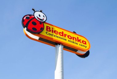 Krakow, Polonya - 27 Mart 2022: Biedronka Polonya 'da perakende satış mağazaları zinciri. Market, Polonyalı alışveriş merkezi. Marka logosu olan imza panosu.