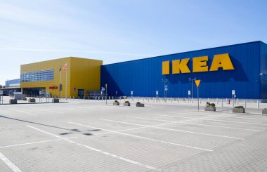 Krakow, Polonya - 27 Mart 2022: Krakow 'daki IKEA Mağazası. Mobilya dükkânı. Marka logosu olan dış mekan, İsveç çok uluslu şirket logosu.
