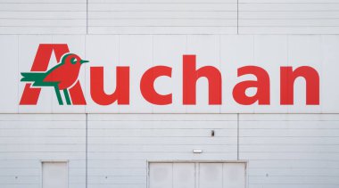 Krakow, Polonya - 21 Mart 2022 Auchan Fransız süpermarket logosu. Alışveriş merkezi, hipermarket amblem işareti.