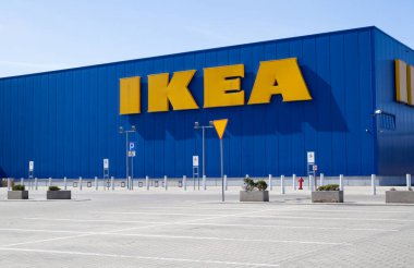 Krakow, Polonya - 27 Mart 2022: Krakow 'daki IKEA Mağazası. Mobilya dükkânı. Marka logosu olan dış mekan, İsveç çok uluslu şirket logosu.