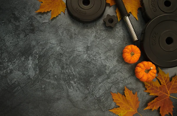 Heavy Dumbbells Weight Plates Small Decorative Pumpkins Autumn Leaves Gym — Stockfoto