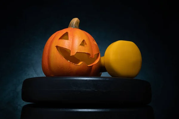 Kleiner Keramik Halloween Kürbis Mit Gelber Hantel Auf Einer Hantelscheibe — Stockfoto