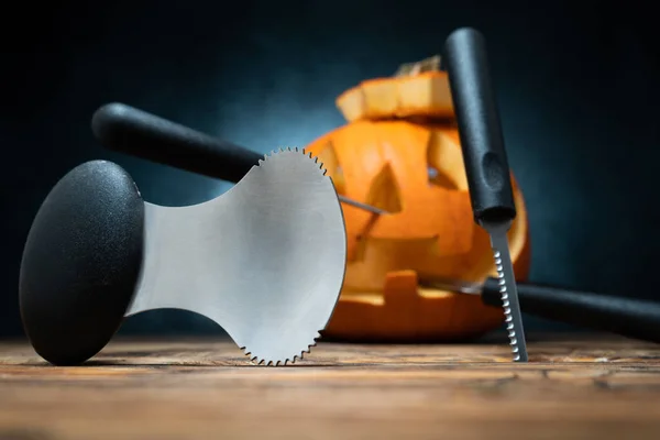 Halloween Kürbis Schnitzwerkzeuge Löffelrinne Und Sägeblätter Mit Geschnitzter Jack Lantern — Stockfoto