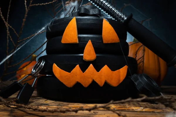 Hantelhantelhantelscheiben Und Ausgeschnittene Halloween Kürbisstücke Als Jack Lantern Gesicht Fitnesstraining — Stockfoto