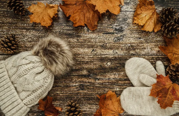 Warme Gemütliche Strickmütze Mit Bommelmütze Und Handschuhen Herbst Flache Zusammensetzung — Stockfoto