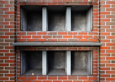 Boş kolumbaryum duvarı, mezarlıktaki sinerji vazolarının deposu..