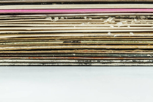 Разнообразные старые виниловые пластинки с пространством для копирования на белом фоне.