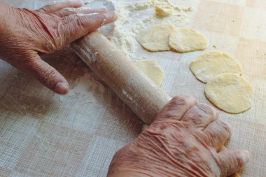 Yaşlı kadın parayı dışarı atıyor..