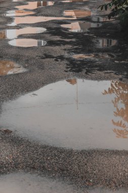 Yağmurdan sonra çukurlu bir yol..