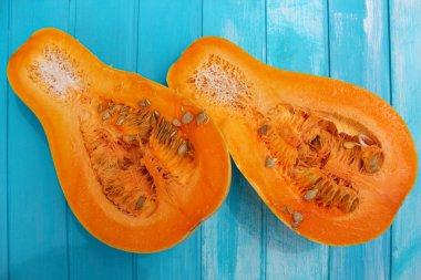 Mavi arkaplanda balkabağı bölümü.