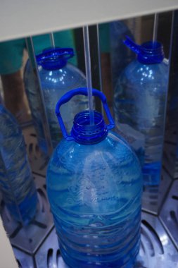 Taze suyla otomat makinası. Bir şişeye temiz su dökmek..