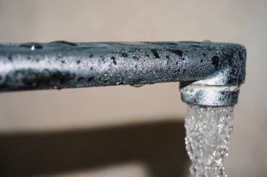 Crane, hangi soğuk sudan su akarsa yaklaş..