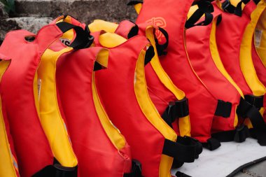 Suda yüzmek için yelekler.