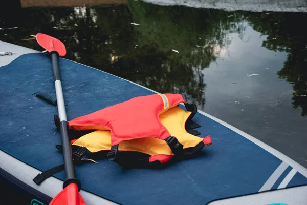 Sub Bordo Acqua Con Una Pagaia Gilet — Foto Stock