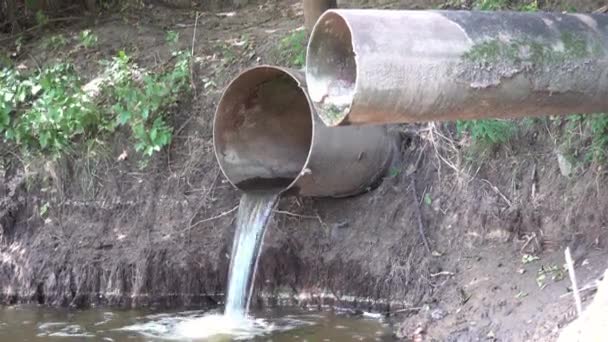Odpady Wpadają Rzeki Brudna Woda Wpada Rzeki Zanieczyszczenie Wody Ścieki — Wideo stockowe