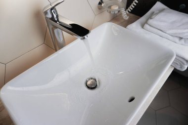 Lavabo lavabosu. Bir krom musluk ile lavabo bir su akıntısı, beyaz lavabo.