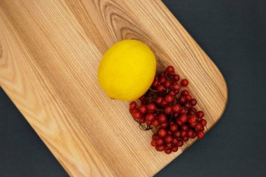 Limon ve viburnum. Kesme tahtası. Yeşil çay için malzemeler. Soğuk mevsimde çay.