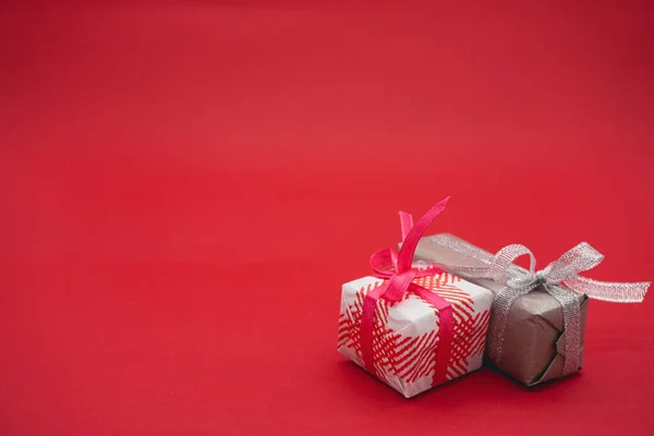Pudełka Świąteczne Czerwone Tło Piękne Pudełka Świąteczne — Zdjęcie stockowe