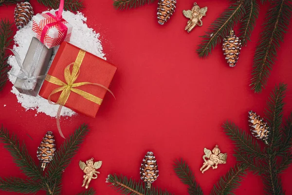 Πρωτοχρονιάτικο Πανό Ένα Κόκκινο Φόντο Πράσινο Έλατο Κλαδιά Διακοσμημένα Χριστουγεννιάτικο — Φωτογραφία Αρχείου