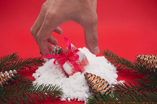 Kleine Witte Kerstgeschenkdoos Sneeuw Met Een Geschenk Een Rode Achtergrond — Stockfoto