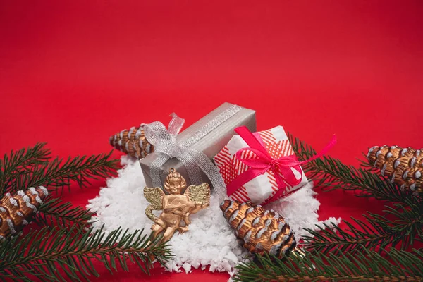 Twee Kleine Kerstcadeautjes Liggen Sneeuw Rode Achtergrond Kerstcadeaus Speelgoed — Stockfoto