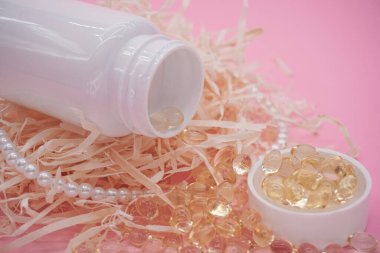 Beyaz şişe hapından dağılmış.. 