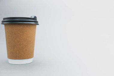 Çay ve kahve için kağıt bardak, sol tarafta, gri arka planda. Metin için yer var. Kapaklı yiyecek ya da içecek bardağı.