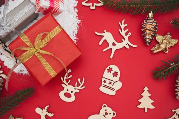 Χριστουγεννιάτικο Κόκκινο Φόντο Δώρα Και Διακοσμήσεις Τρία Χριστουγεννιάτικα Κουτιά Δώρου — Φωτογραφία Αρχείου