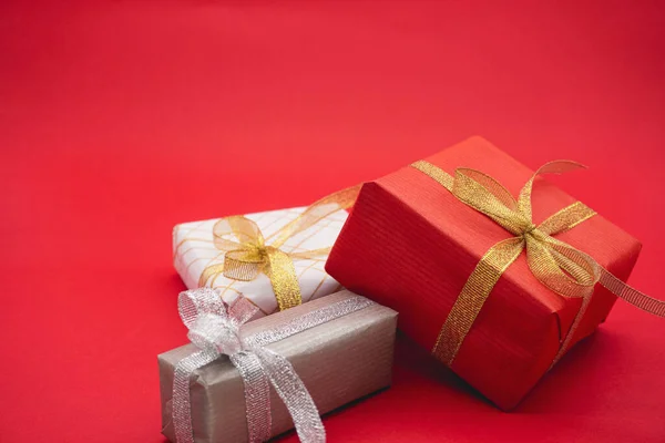 Trois Coffrets Cadeaux Rouge Gris Blanc Gros Plan Sur Fond Photos De Stock Libres De Droits