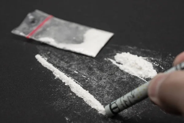 Línea Polvo Blanco Anfetamina Cocaína Una Persona Que Toma Una — Foto de Stock