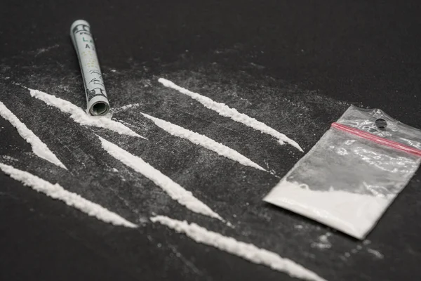 Cocaína Separada Pistas Una Mesa Oscura Cocaína Paquete Plástico Sobre — Foto de Stock