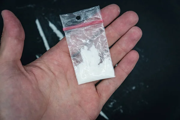 Traficante Drogas Sosteniendo Bolsa Con Cocaína Sobre Fondo Negro Sustancia — Foto de Stock