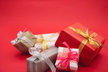 Bir sürü Noel hediyesi kutusu, renkli hediye kutuları..
