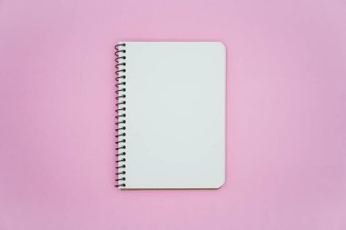 Pembe arka planda boş bir defter. Üst görünüm. 