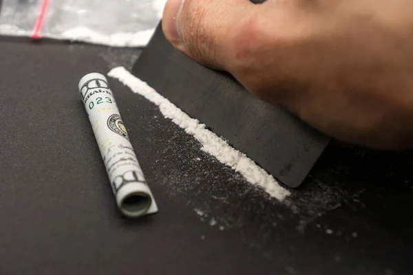 Hombre Preparando Una Línea Cocaína Con Una Tarjeta Crédito Cerca — Foto de Stock